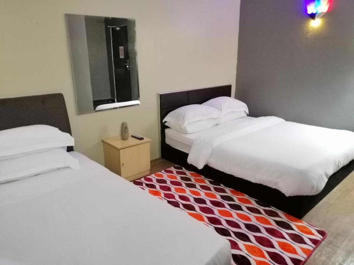 Pine Hotel Batu Gajah Bagian luar foto