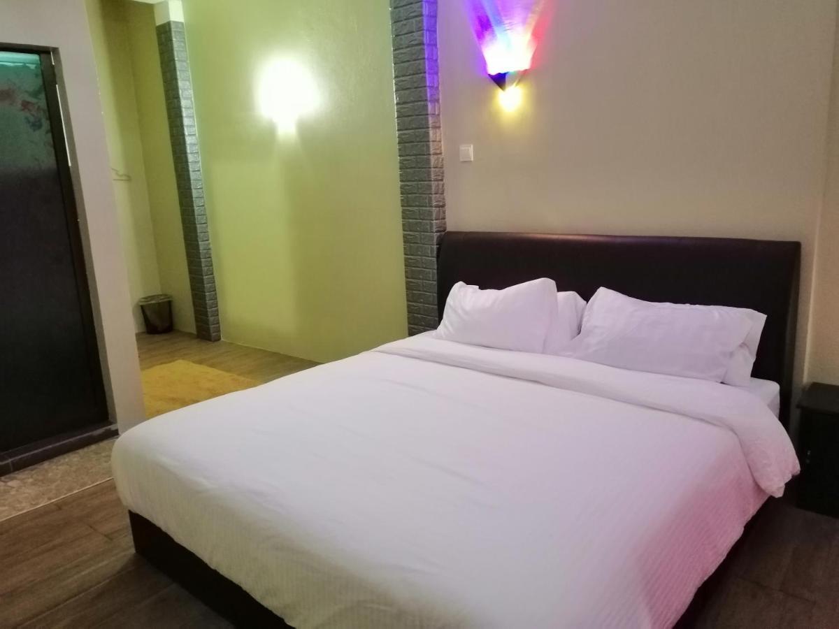 Pine Hotel Batu Gajah Bagian luar foto